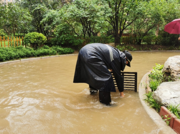 德旺配资 闻“汛”而动！金地物业人暴雨中筑起守护家园“堤坝”
